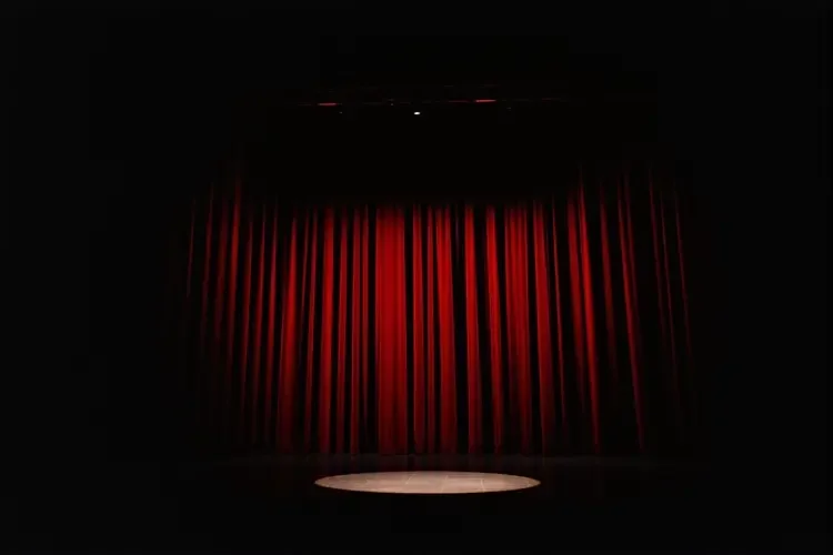 人物焦点：老戏骨从艺四十载，至今仍坚守话剧舞台